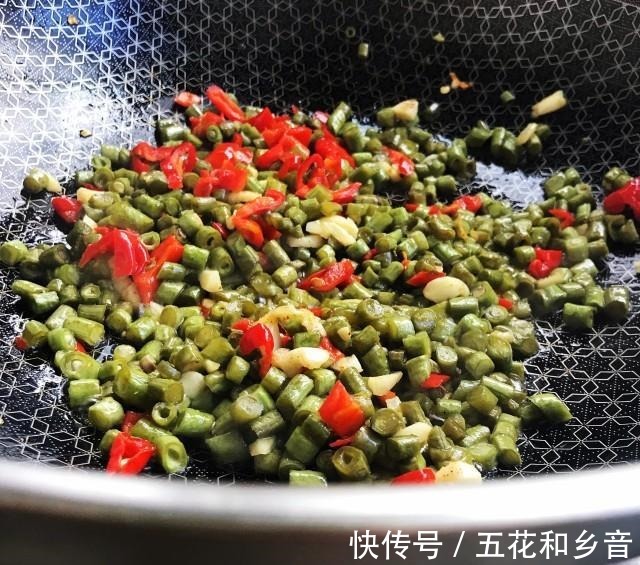 下饭|红辣椒炒酸豆角,酸辣开胃,超级下饭!