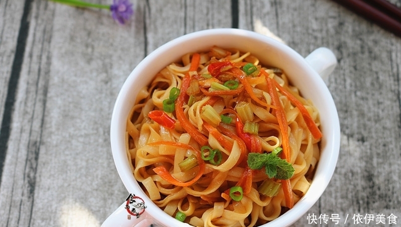 面条此做法,比隔壁面馆的味道还香,特简单,家人问我加了啥?