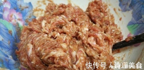 馅饼|今天用萝卜来做个馅饼,外酥里嫩,鲜嫩多汁,一顿能吃4个