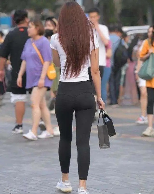 半身裤 灰色打底裤搭配时尚短款吊带，突出身材比例，展现大长腿