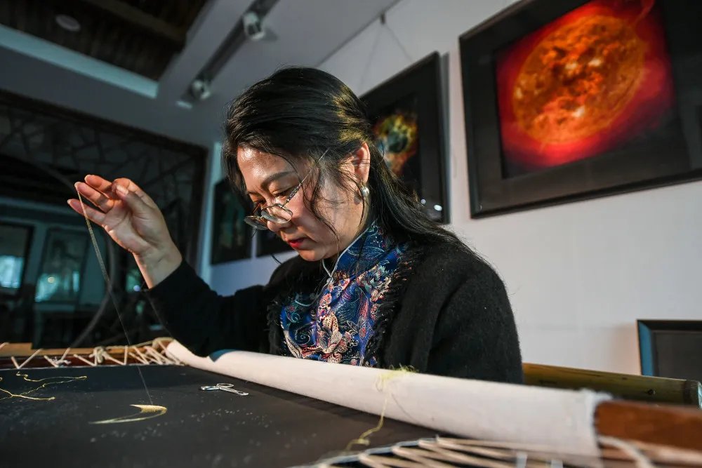 中国传统文化 她用一根针画出近万种颜色的星空，却拒绝美国航天局购买