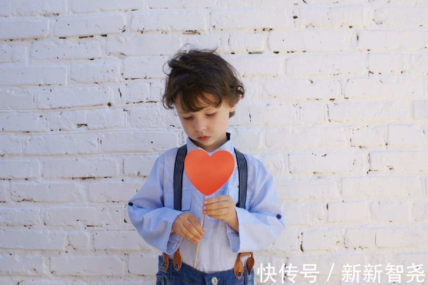 自律|60岁爷爷去幼儿园接孙女,身材成焦点,很多年轻爸爸自愧不如