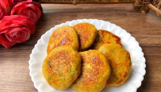 美味|早餐,我经常给家人做这款小饼,低脂营养又美味,家人超喜欢