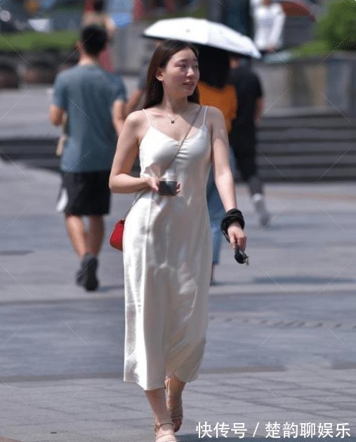 高跟鞋|锡纸白吊带连衣裙,清新自然,简约而不失机尚