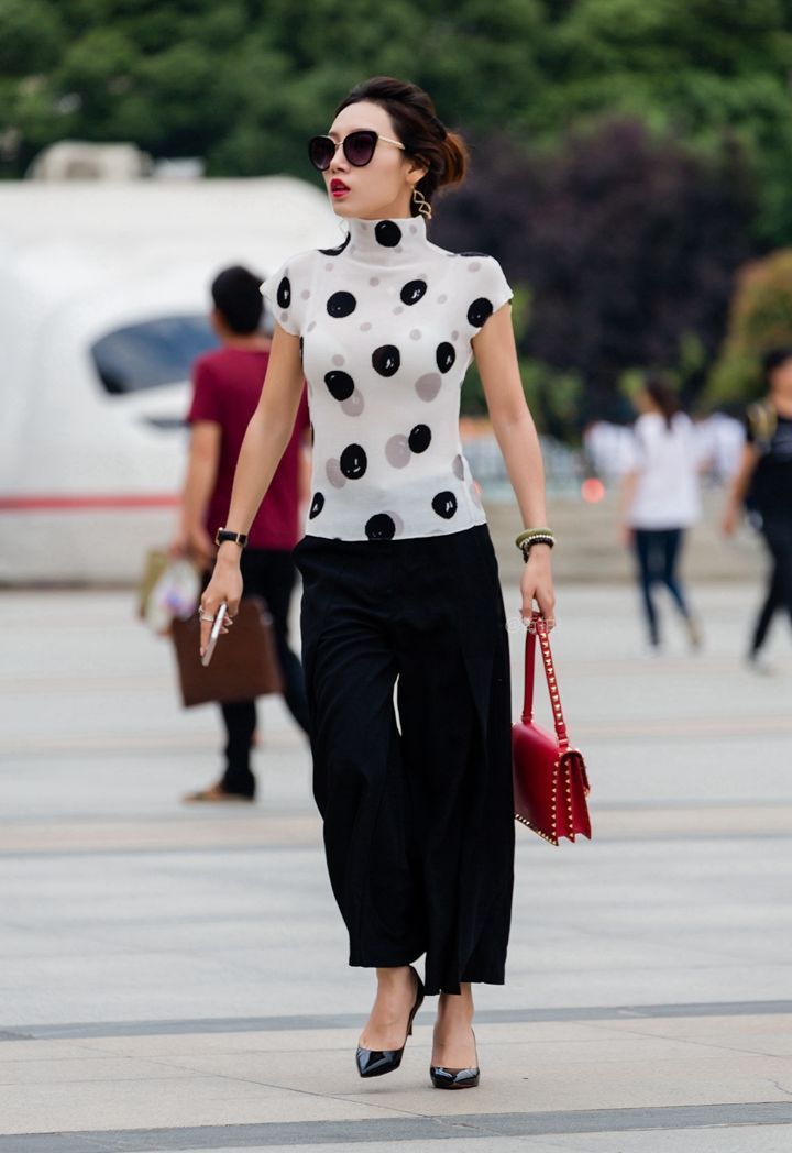 街拍:温柔可人的小美女,身穿吊带连衣裙,时尚清新靓丽