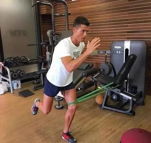 深蹲|最近很火的岩石深蹲挑战，试试你的下盘够稳吗？