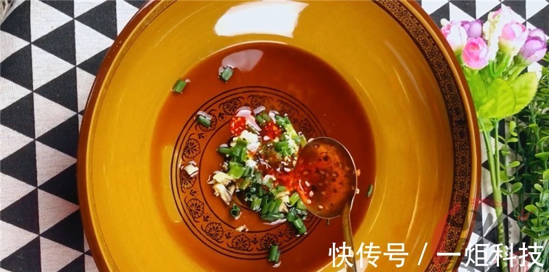 面条此吃法真过瘾,几分钟就完成,比牛肉面还香,早餐2大碗不够