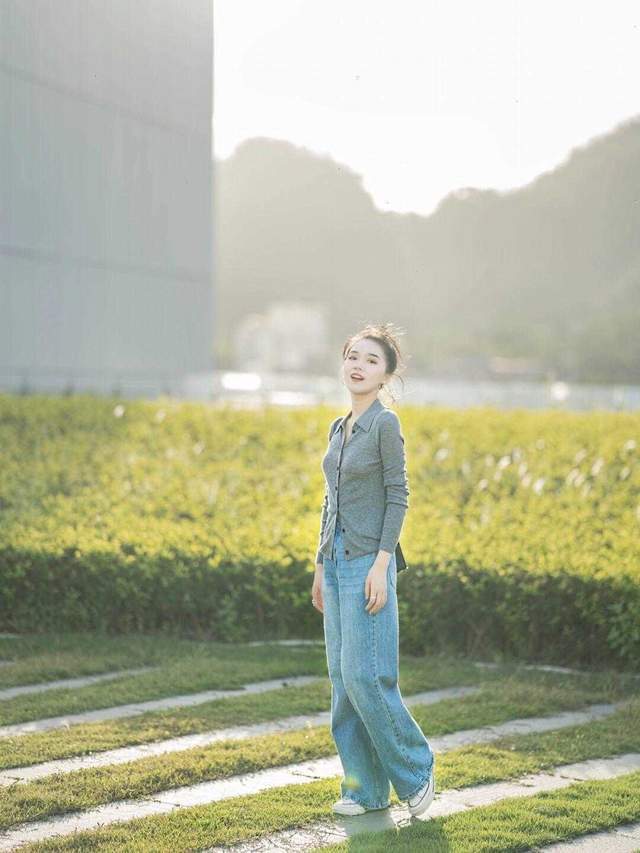 减龄|3、40岁这样穿“贼”好看,针织开衫搭配牛仔阔腿裤,清爽又减龄