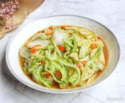 清洗干净|白菜焖油豆腐，每家每户都会囤上大量的白菜慢慢吃，以上就是白菜的3种简单做法，荤素搭配得当