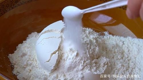 和面|外面买的鸡蛋饼为什么这么软，和面和烙饼有秘诀，学会可以出摊了