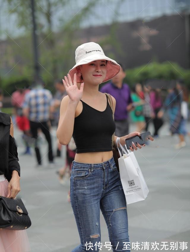 搭配 黑色吊带搭配粉色渔夫帽,既能显脸小,还能和服饰搭配!