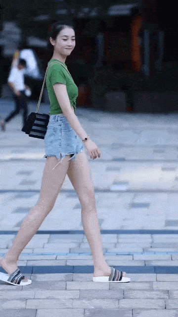 |搞笑GIF:穿成这样想给女友一个惊喜 没想到她给了我一个更大的惊喜