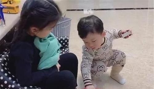 结婚|姐姐结婚弟弟全程摆臭脸,伤心欲绝下了台,网友忍不住笑出声