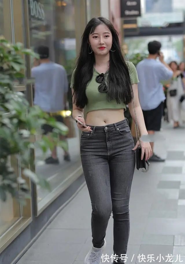 材质 草绿色紧身短袖搭灰色迷彩打底裤,舒适自然,偏轻薄自由随性