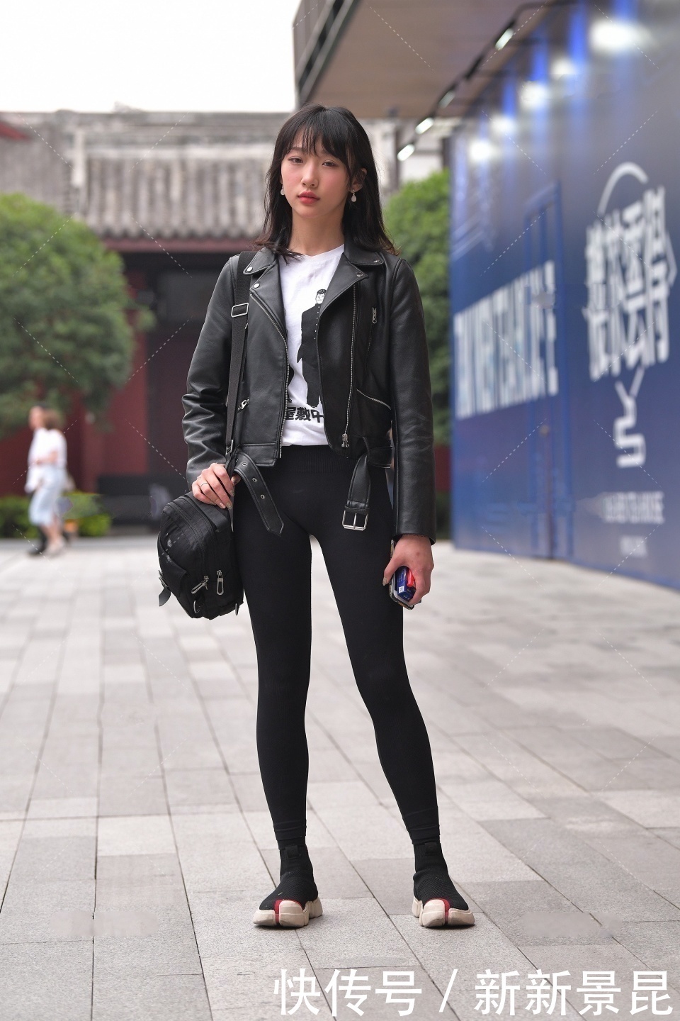 黑色|美女街拍：黑色穿搭又酷又休闲，皮衣搭配长裤，休闲风十足