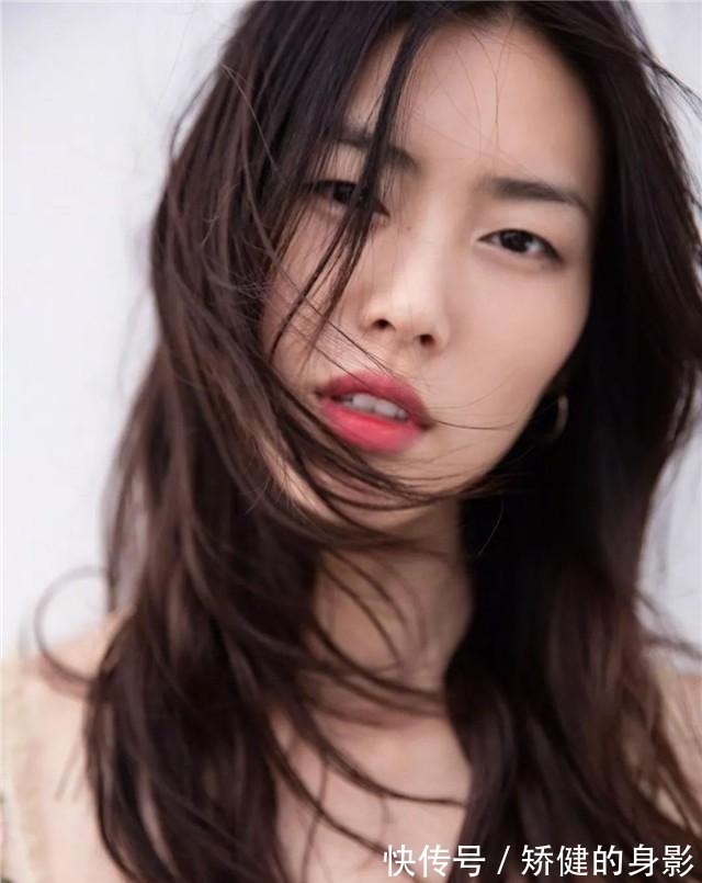 卷发 奔四的女人尽量别留短发，很土！推荐这5款发型，太减龄！