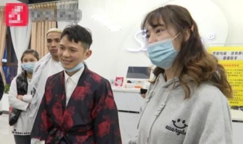 小姑娘去网红店烫头发，睡醒后直了，理发师：操作不合规