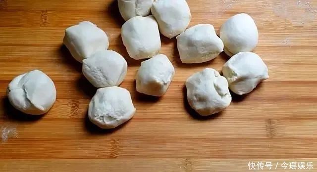 酥饼|这面食我三天两头做一回，做法简单，酥脆掉渣，每次做一锅不够吃