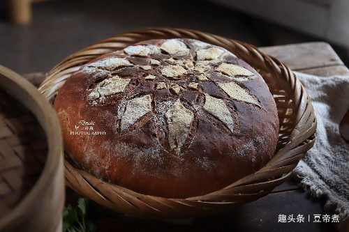 面粉别再做馒头了,随便揉一揉,加点干果,大人小孩都爱吃