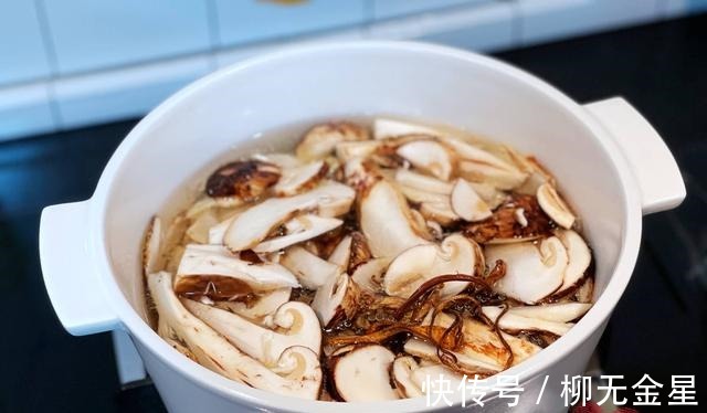 鸡油菌|食菌季｜瘦肉松茸汤！