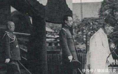 洗衣服|百年前的清朝人有多逗?洗衣服还不忘叼着一根烟,和雕像拍照的男子太傻气了