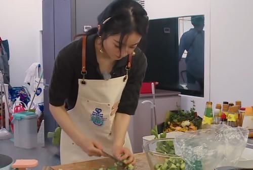 赵丽颖中餐厅下厨,看清她往菜里放了什么,网友表示这也太豪了吧