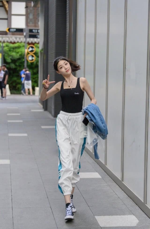 街拍：俏皮可爱的小姐姐，简单的背心搭配运动裤，活力十足