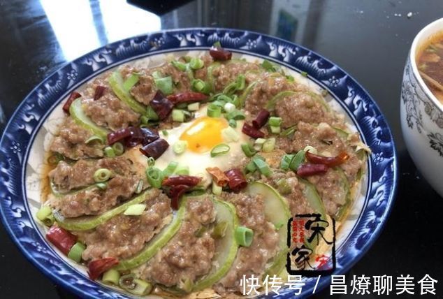 金针菇|晚餐，老公下厨做了2菜1汤，这是我吃过最好吃的菜