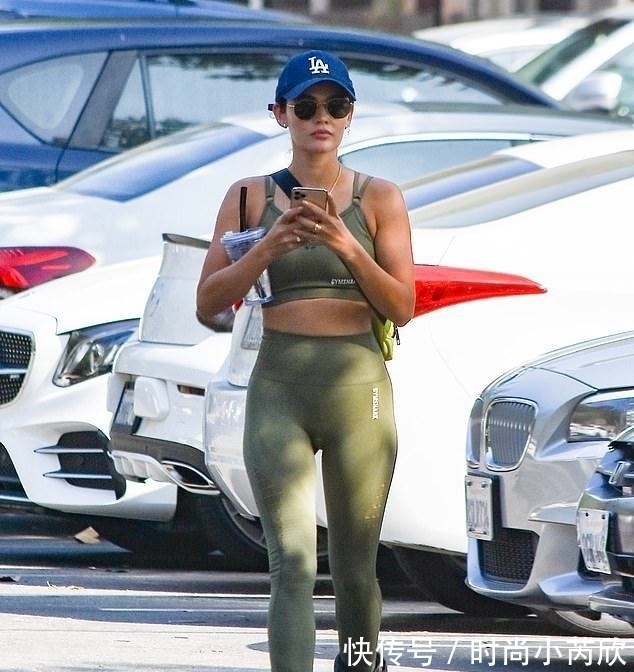 洛杉矶|露西·黑尔在洛杉矶早晨徒步锻炼时展现了她完美的腹部和健美体魄