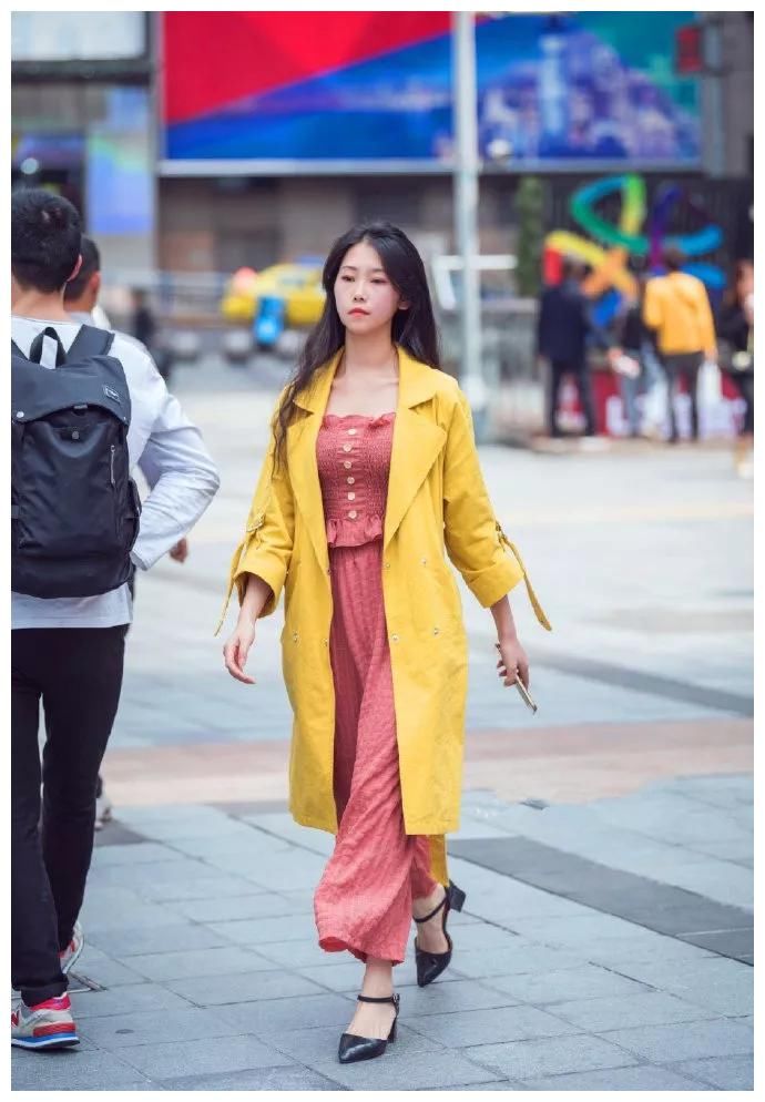 小姐姐一双透明的高跟凉鞋穿搭在脚上，让她显得特别的有魅力