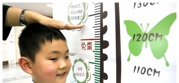 缺钙|8岁男孩缺钙停止发育,身高仅1米,儿科医生怒斥:这类食物别再纵容娃吃