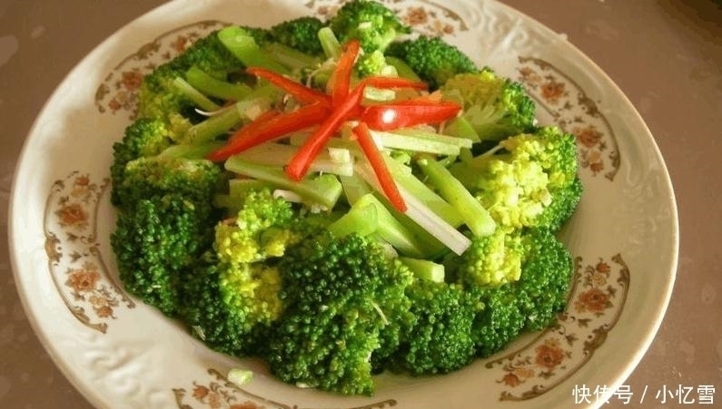 周末家庭聚餐,老妈嫌在外面吃太破费,做了11菜一汤,吃个精光