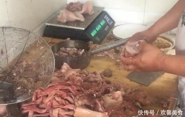  农村大爷把肉“撕碎”来卖，不识货的嫌脏，吃货看着直咽口水