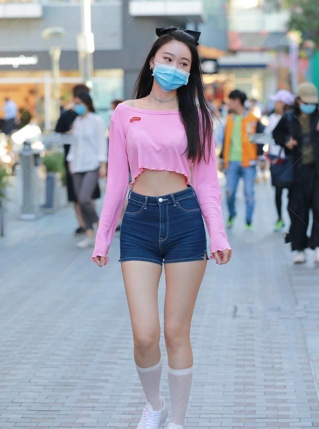 瑜伽裤穿出清新模样，自然魅力散发出来，怎么搭配也不出错