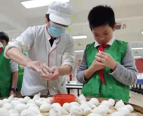 小厨师体验包汤圆做塌饼，在校还能写作业，新学期小学生校内课后服务升级了