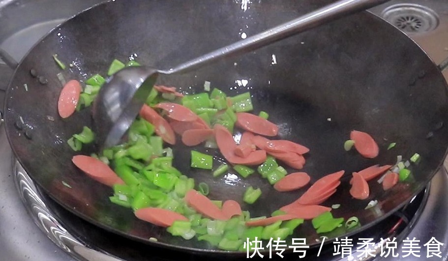 厨师长用青椒鸡蛋炒出新花样,咸香可口,色泽诱人,无技巧零难度