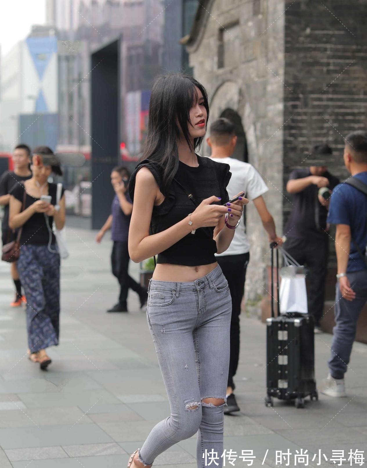 搭配|垫肩的衣服穿上更有气质，搭配简单的牛仔裤也很好看