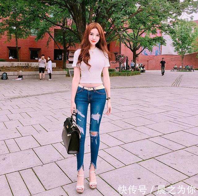 美女 时尚俏皮的牛仔裤美女,穿出有格调的靓丽女神气质!