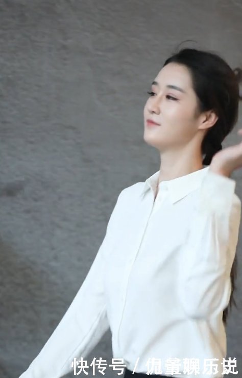 白衬衣黑裙子，搭配上黑色高跟鞋也太耐看了