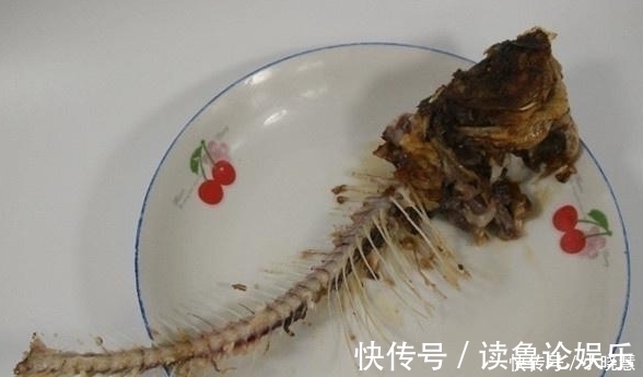 鱼刺卡喉咙别急着喝醋，只需含一片“它”，鱼刺自己“跑出来”
