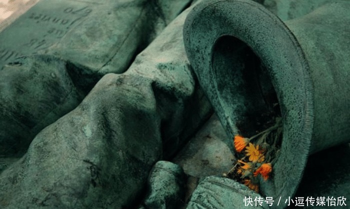 备受|法国巴黎一座雕像,主人生前不是什么伟人,雕像却备受女性崇拜