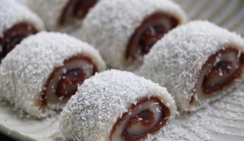 保鲜膜|夏天就馋糯米粉这做法,一蒸一卷就搞定,香甜软糯,吃1次忘不了