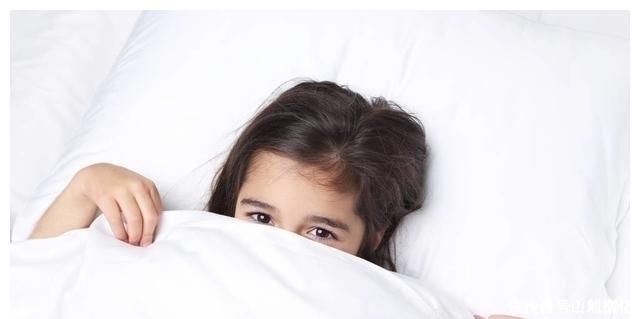 发质|晚上睡觉爱“散头发”多数女生搞错了,小心变成了“秃头女孩”