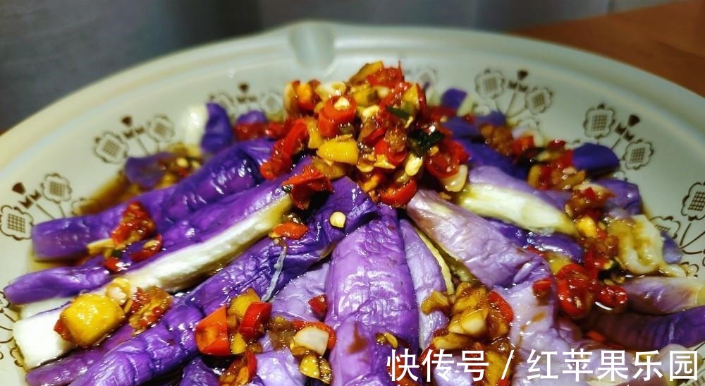 小米椒|蒸茄子，直接蒸不好吃！多做1个步骤，茄子不发黑，更鲜嫩更入味