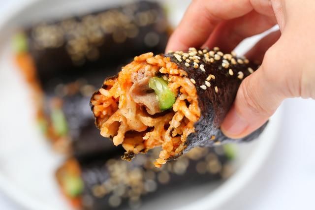 香喷喷的肥牛饭卷,不用竹帘直接上手卷,孩子一口气吃了好几根