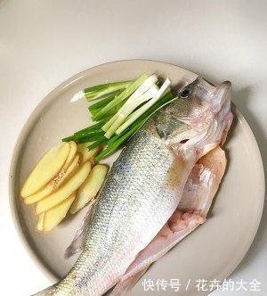 家常鱼肉菜谱,清蒸鲈鱼,简单营养美味,一道不错的健康菜谱