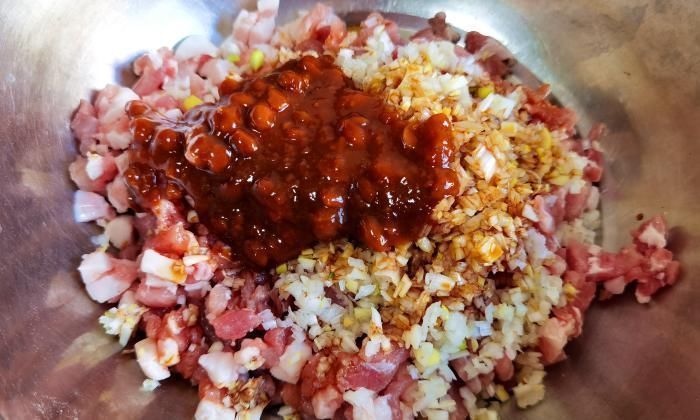 黄豆酱|包白菜饺子，记住老师傅的“2放2不放”，饺子鲜嫩多汁，特好吃
