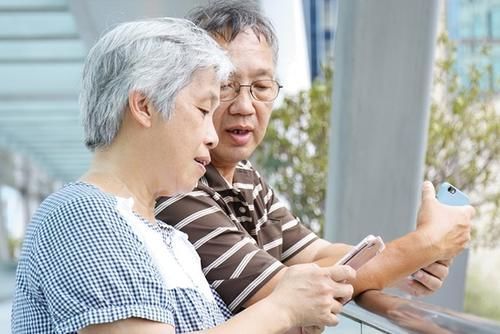 手机|不怕老人玩手机,就怕“网瘾老人”带孩子,3岁孩童查出800度近视