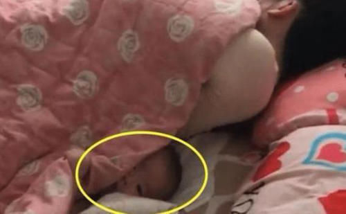 宝妈|娃睡得香还打呼,宝妈发朋友圈炫耀,闺蜜:这种睡姿既伤脑又伤颜