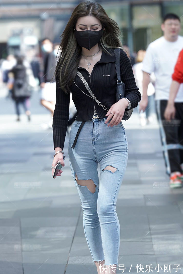 破洞 清秀女生的时尚穿搭,针织长袖衫配破洞牛仔裤,简约修身又美丽